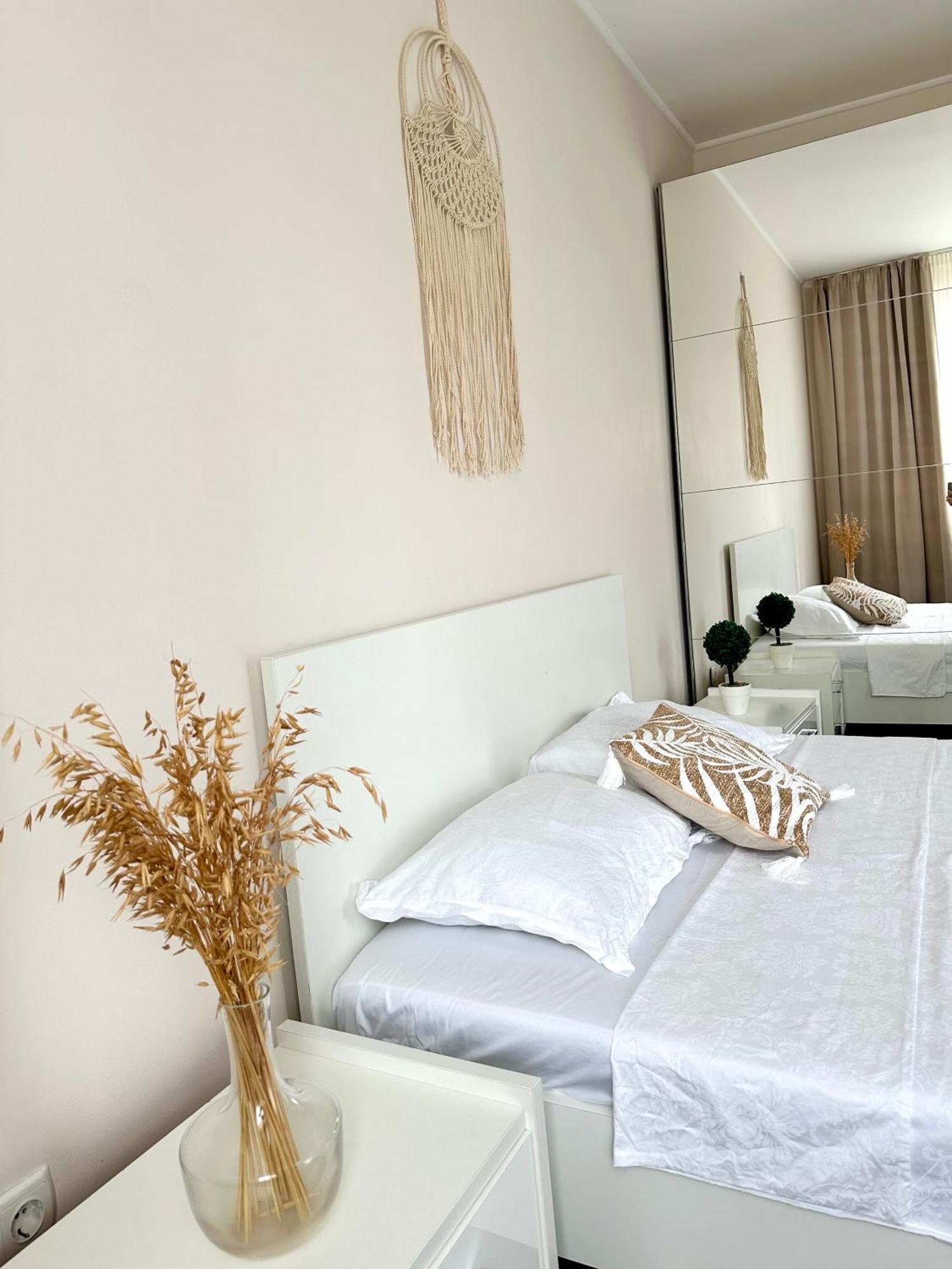 Moonlight Charming Shelter - 3Br 180º Balcony View Apartamento Oradea Exterior foto